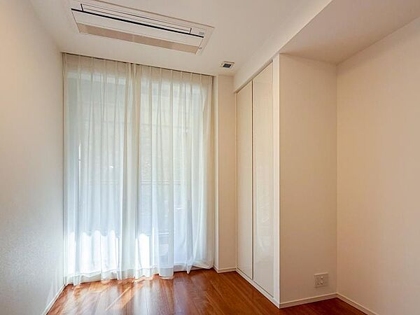 窓からたっぷりと陽光が注がれる明るい空間。時を忘れて過ごす場所として過ごせるお部屋にクローゼットをご用意。快適なプライベート空間となっています。
