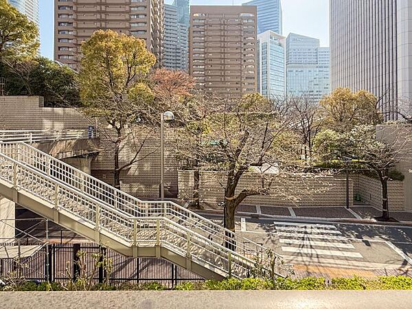 青いキャンパスに描かれた未来。この街に移り住み、この街で過ごす私たちの未来は、きっとこの雲のようにいろいろな形の幸せへと変わり、溢れるほど運んで来てくれることでしょう。