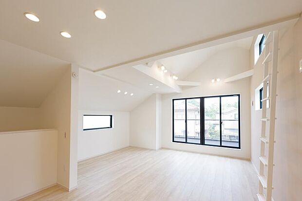 ソファーやダイニングテーブルを置いてもゆとりあるＬＤＫ。家族みなさんで寛げる空間をぜひ現地で体感してみてください。