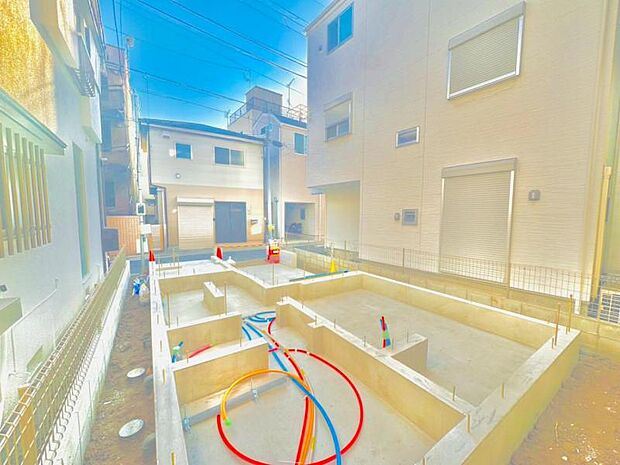 天気の良い空、緑と好相性。そのスマートな佇まいについ足を止めてしまいそうになります。 凛とした表情を見せる外観は時の移り変わりの中で様々な表情を見せてくれます。 