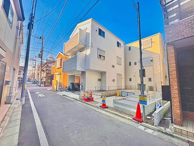 お子様の事を考えた際に、交通量も少なく、飛び出しの危険性が少ない安全な道路です。