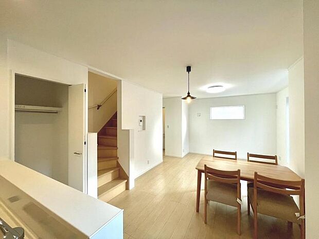 ソファーやダイニングテーブルを置いてもゆとりある○帖のＬＤＫ。家族みなさんで寛げる空間をぜひ現地で体感してみてください。