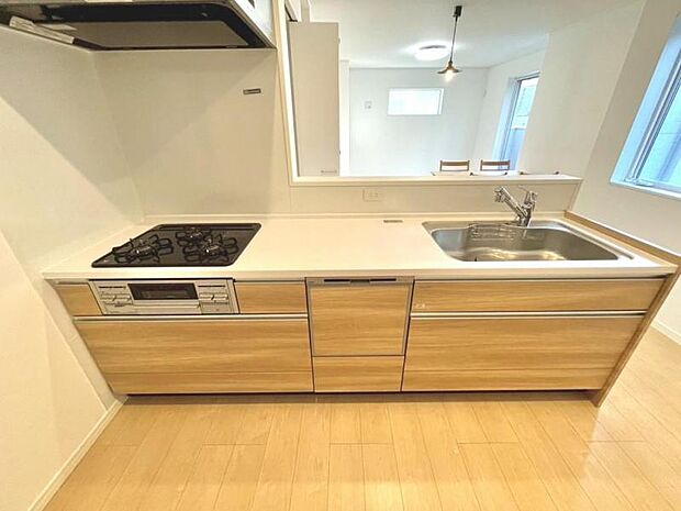 焼いたり煮たりと一度にたくさんのお料理を作ることのできる便利な3口コンロがついたシステムキッチンは豊富な収納と食洗機付き。食後の片づけが楽になるからママの自分時間が増えてにこにこ。