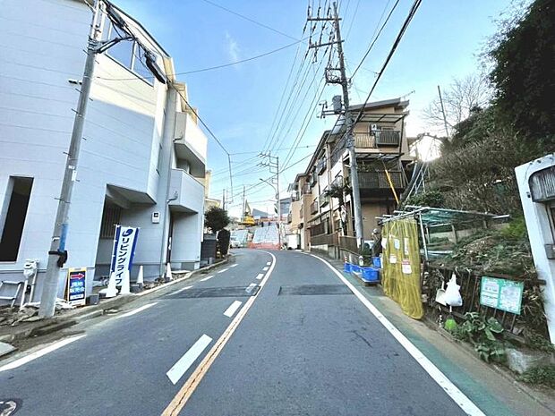 駅からの帰り道には最寄りのスーパーがございます。毎日のご通勤など非常に助かります。