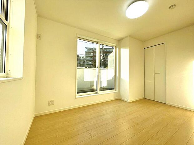 一日の疲れを取る主寝室は大型のベッドも配置が可能です。窓から注がれる光で家族とのコミュニケーションも明るくなりそうです。