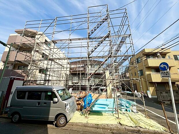 この街ならではの美しい風景と、ここから紡がれる物語を建物外観から始まります。