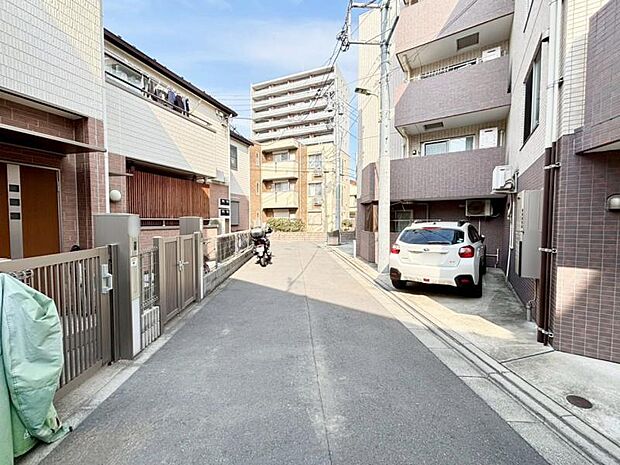 お住まいの前を通るのはご近所さんだけの閑静な道路のため、小さなお子様もご安心してお過ごしいただけます。