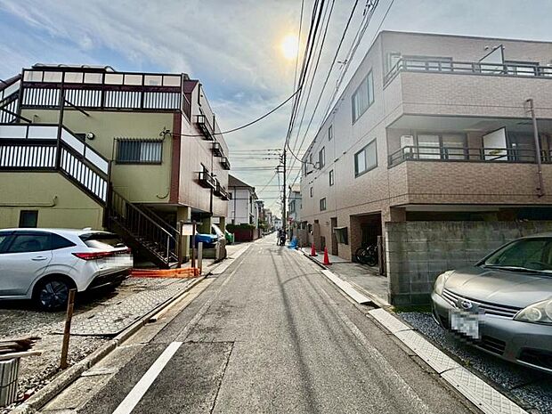 西側約4.5m公道、理想的な住宅地に位置する本邸宅は車通りもなくお子様にも安心です。是非、この開放感を味わってみてください。