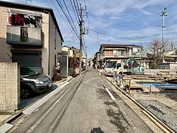 前面道路は幅員が広く、余裕をもって駐車することができます