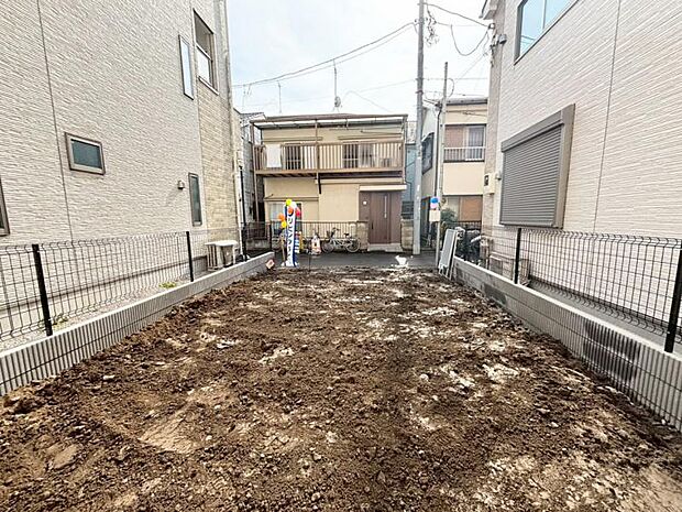 お住まいの前を通るのはご近所さんだけの閑静な私道です。静かな住環境を叶えられます。