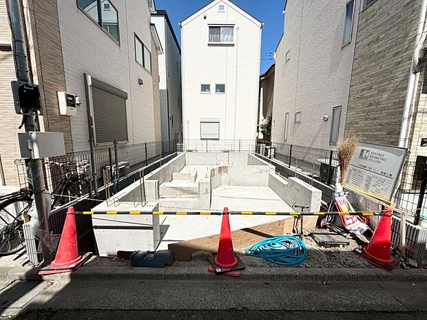 お住まいの前を通るのはご近所さんだけの閑静な私道です。静かな住環境を叶えられます。