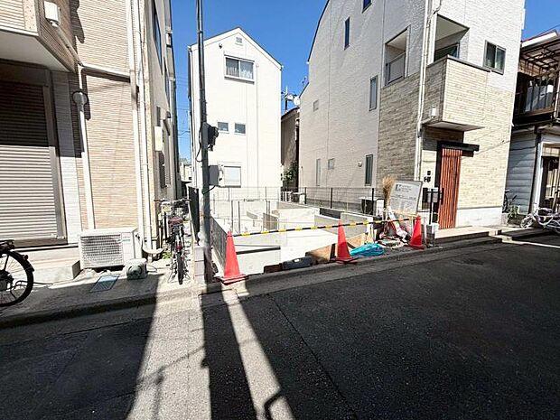 前面道路は車通りの少ない道です。小さなお子様も安心してお過ごしいただけます。
