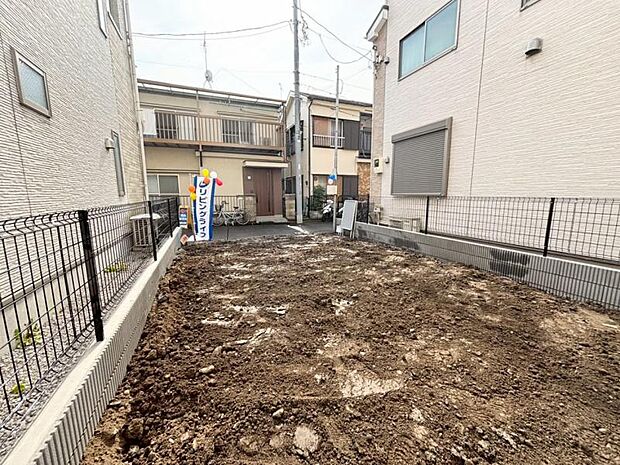 駅からの帰り道には最寄りのスーパーがございます。毎日のご通勤など非常に助かります。