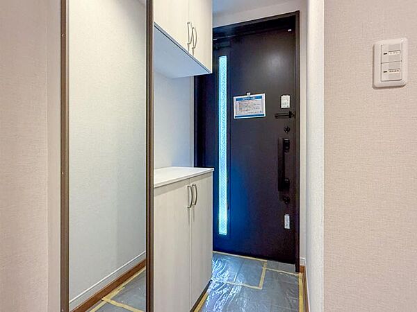 一日の始まりと終わりはこちらの玄関から。今後ご家族の「行ってきます」「ただいま」が行き交う空間となるでしょう。