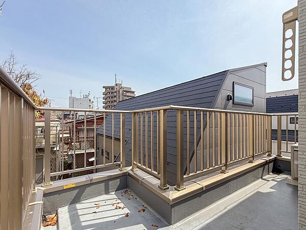 洗濯物もしっかり干せる、実用性の高いバルコニーです。