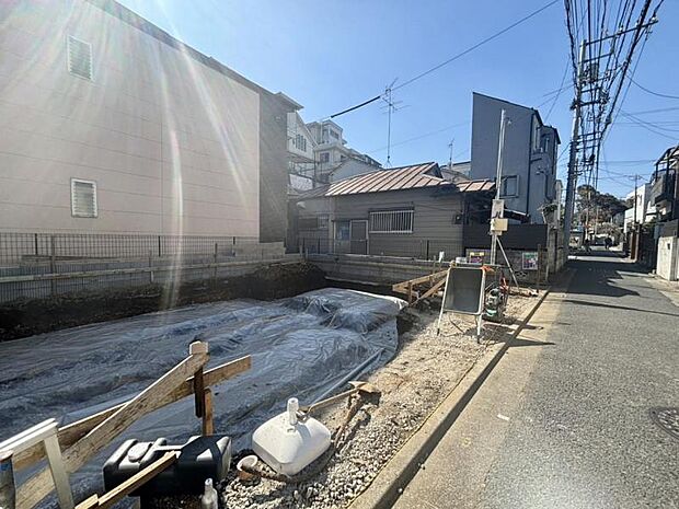 駅前の商店街から中に入った道なので、程よい人目があり、お買い物も便利です。