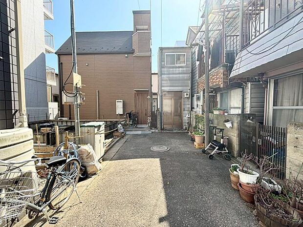 前面道路は人・車ともに交通量が少なく、安心できる立地です。