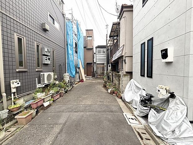 前面道路は人・車ともに交通量が少なく、安心できる立地です。