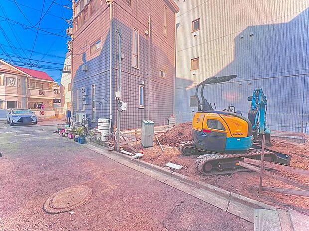 前面道路は人・車ともに交通量が少なく、安心できる立地です。