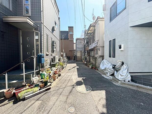 前面道路は住んでいる方しか通らない。プライバシーが確保されております。