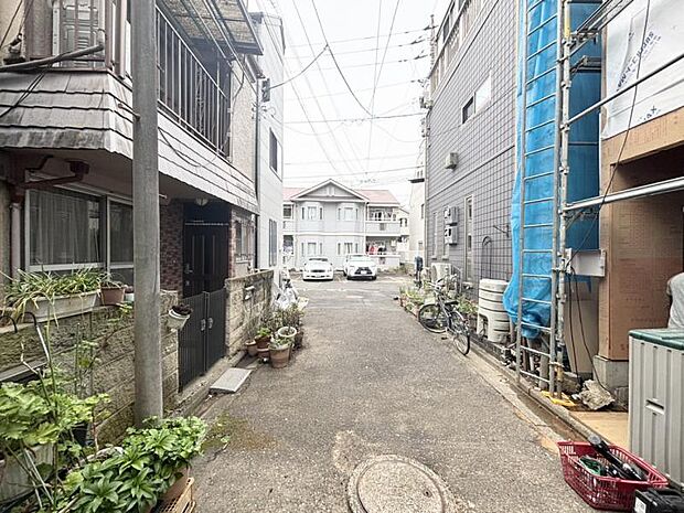 前面道路は住んでいる方しか通らない。プライバシーが確保されております。