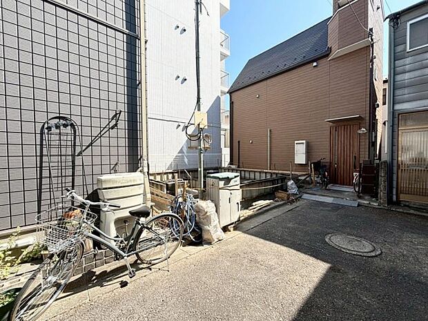 夕方まで日差しが差し込む温かい邸宅