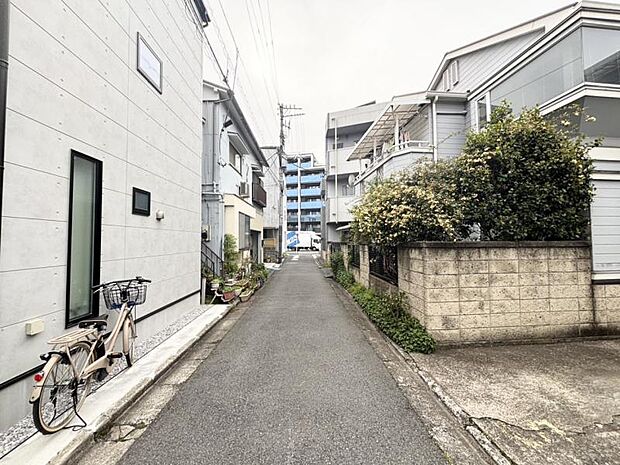 夕方まで日差しが差し込む温かい邸宅