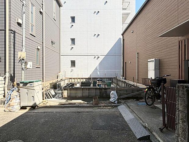 隣地の物件はこちらに向いている窓が少なく、プライバシーが核惚れております。