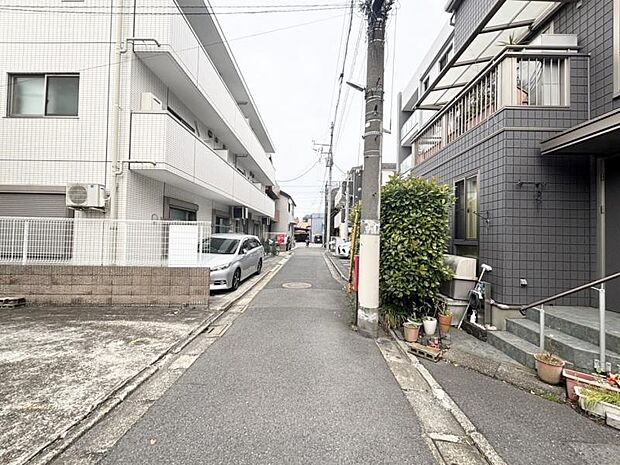 隣地の物件はこちらに向いている窓が少なく、プライバシーが核惚れております。