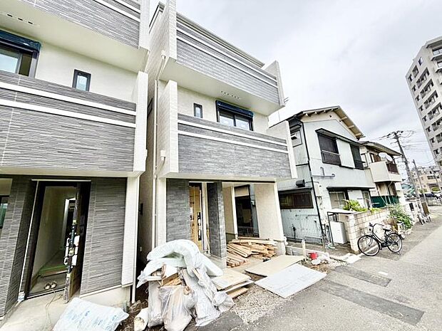 駅からの帰り道には最寄りのスーパーがございます。毎日のご通勤など非常に助かります。