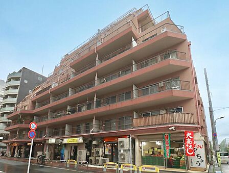 落ち着いた色合いで、周囲の街並みに馴染む外観です。