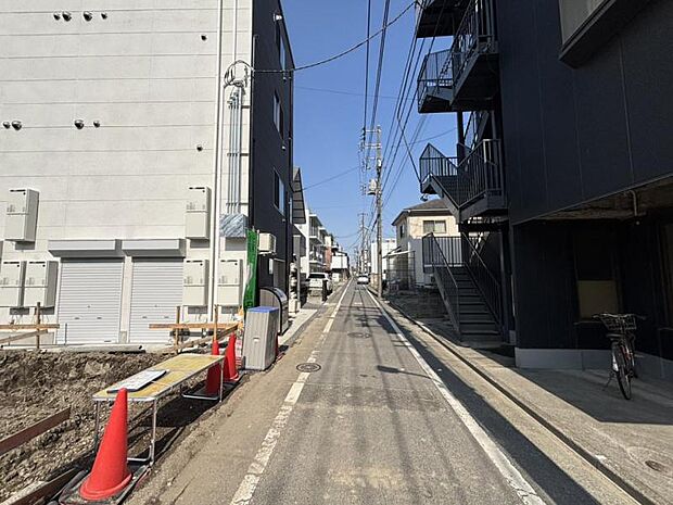 お住まいの前を通るのはご近所さんだけの閑静な私道です。静かな住環境を叶えられます。