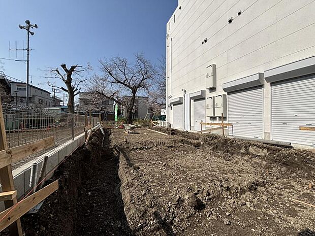 更地の状態をご覧頂くことで、隣接した環境をしっかりとご確認頂けます。更に同工務店の完成見本を合わせてご見学頂くことで、完成形の姿をイメージ出来ます。
