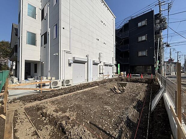 完成時期は6月です。同じ工務店の完成見本や同ボリュームの完成物件もご案内しておりますので、お気軽にお問い合わせ下さいませ。