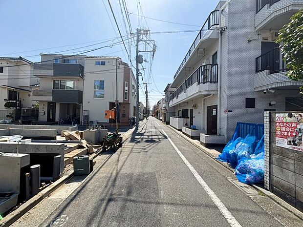 駅からの帰り道には最寄りのスーパーがございます。毎日のご通勤など非常に助かります。