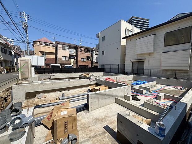 完成時期は7月です。同じ工務店の完成見本や同ボリュームの完成物件もご案内しておりますので、お気軽にお問い合わせ下さいませ。