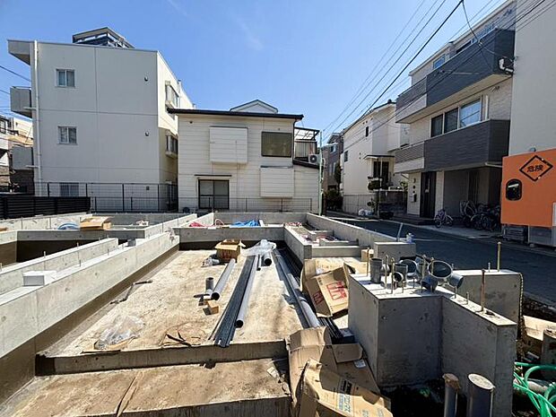 更地の状態をご覧頂くことで、隣接した環境をしっかりとご確認頂けます。更に同工務店の完成見本を合わせてご見学頂くことで、完成形の姿をイメージ出来ます。