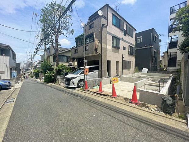 陽光と風がもたらす心地よい時間、照らし出される表情豊かなこの場所は、君と君達とのたくさんの笑顔の場所、誇らしい君達の笑顔、いとしい記憶の始まる空間