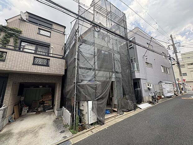 陽光と風がもたらす心地よい時間、照らし出される表情豊かなこの場所は、君と君達とのたくさんの笑顔の場所、誇らしい君達の笑顔、いとしい記憶の始まる空間