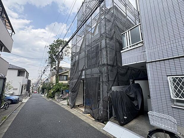 爽やかな陽光がもたらす至福の時間、ゆっくりと装いを変えていく街の情景、高く青い空のと悠久を感じる自然、この街ならではの美しい情景が織りなす時を感じ始まる家族の物語