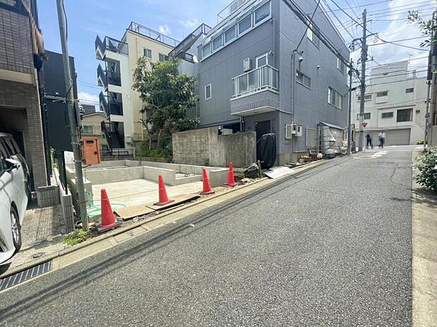 爽やかな陽光がもたらす至福の時間、ゆっくりと装いを変えていく街の情景、高く青い空のと悠久を感じる自然、この街ならではの美しい情景が織りなす時を感じ始まる家族の物語