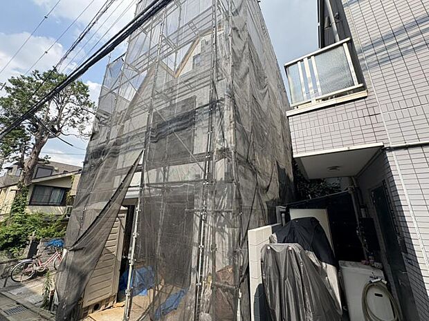都会的なデザインながらも主張しすぎず、ひっそりと溶け込む家。なによりも天気の良い空、緑と好相性。そのスマートな佇まいについ足を止めてしまいそうになります。