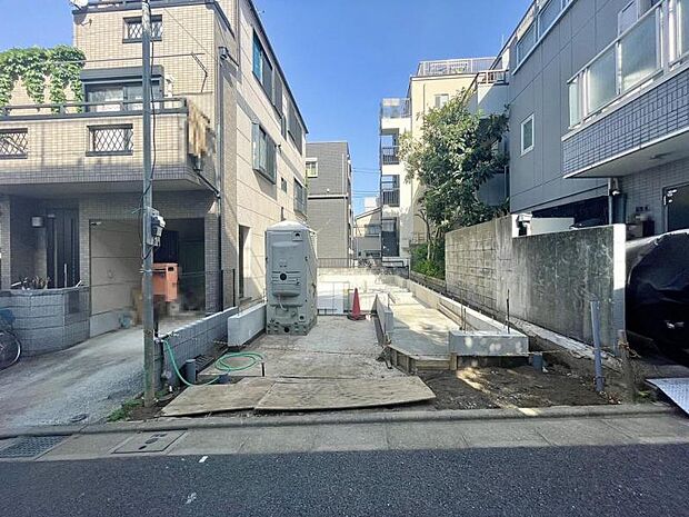 都会的なデザインながらも主張しすぎず、ひっそりと溶け込む家。なによりも天気の良い空、緑と好相性。そのスマートな佇まいについ足を止めてしまいそうになります。