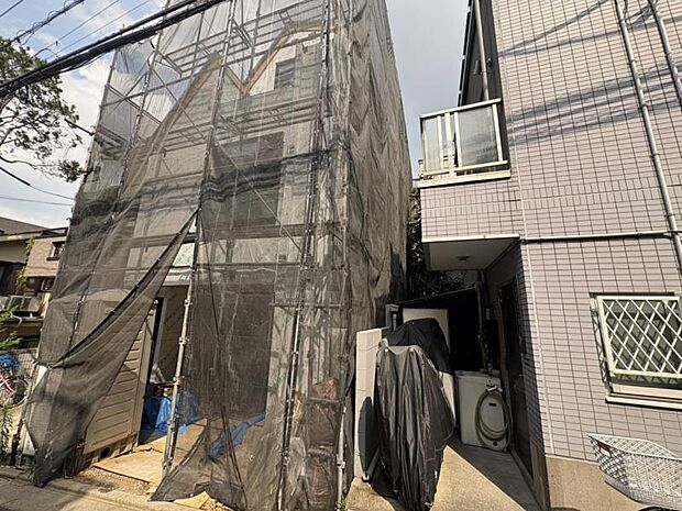 街に溶けこみ美しい景観を生み出すこの邸宅は採光や風通しまで考え抜いて造りあげました。外観の美しさだけでなくそこに住まうご家族様の心地良さを最優先しています。