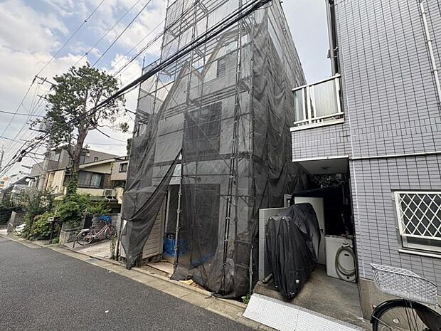 外溝を美しく飾るのも戸建住宅ならではの愉しみ。色鮮やかな樹木が季節を彩り、暮らす家族の月日とともに成長していきます。