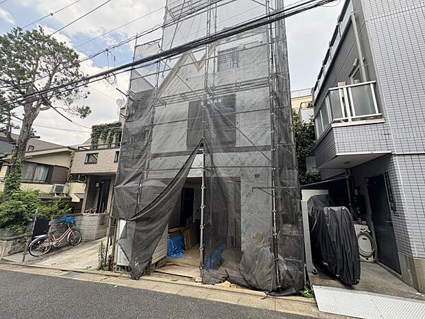 堂々たる趣ながら、主張し過ぎずどこか余裕を感じさせるフォルムで佇む邸宅は、晴天の空と照らし合わせる事で、本来あるべき完成形の姿を見せてくれます。