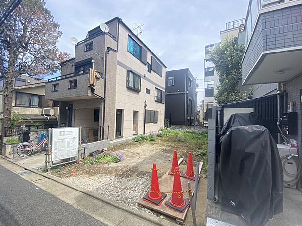 更地の状態をご覧頂くことで、隣接した環境をしっかりとご確認頂けます。更に同工務店の完成見本を合わせてご見学頂くことで、完成形の姿をイメージ出来ます。