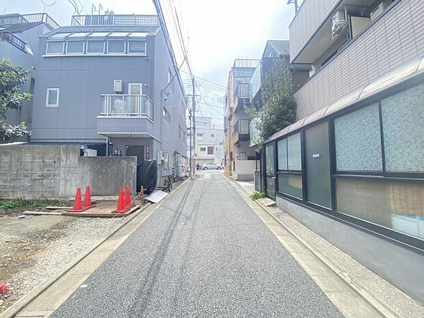 前面道路は一方通行ですので、小さなお子様もご安心してお過ごしいただけます。