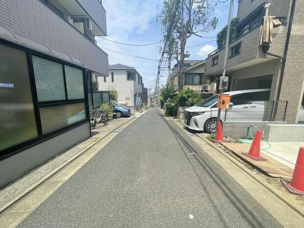 前面道路は一方通行ですので、小さなお子様もご安心してお過ごしいただけます。