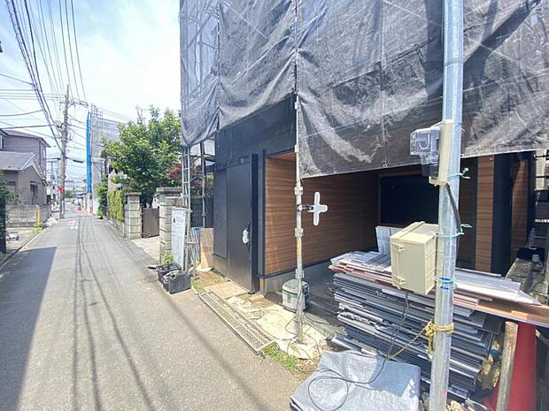 窓からたっぷりと陽光が注がれる明るい住まい。